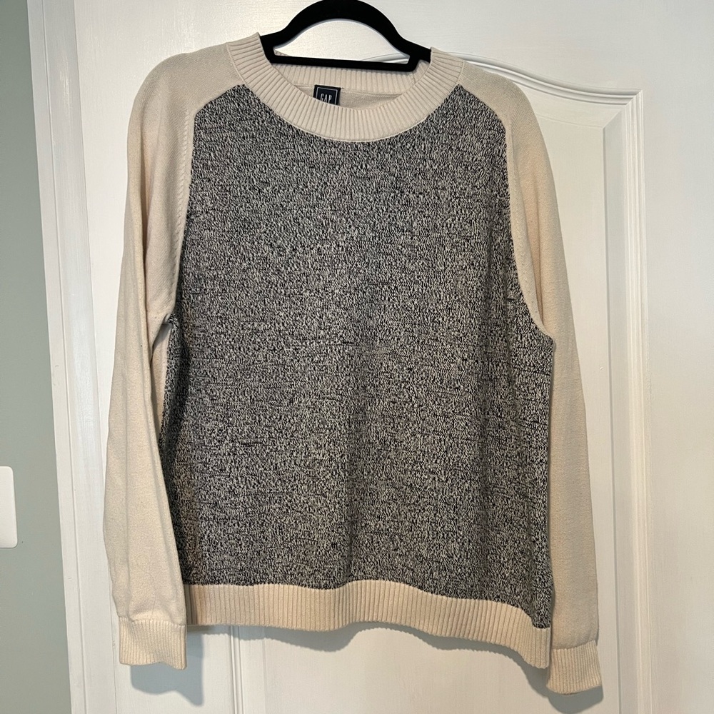 GAP Women's Gray and Cream Crewneck Sweater